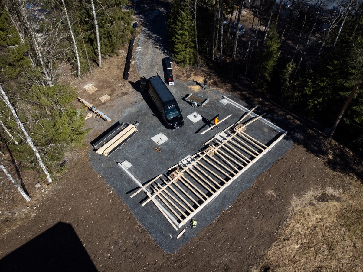 Rakennustarvikkeita saapui työmaalle. Kuvat: Tomi Karjalainen